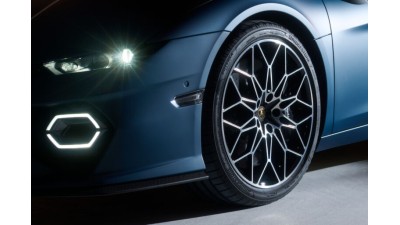 A Bridgestone LM 005 gumikat szállít a Lamborghini Temerario szuperautóhoz